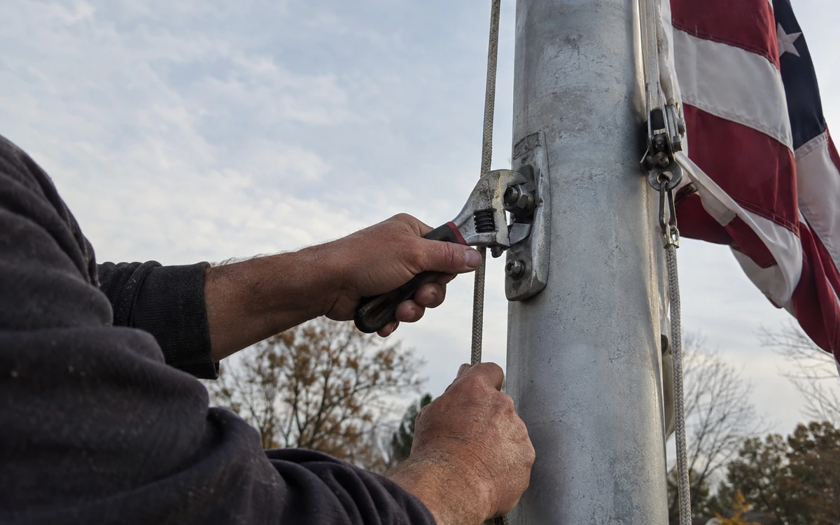 Flagpole repair contractor